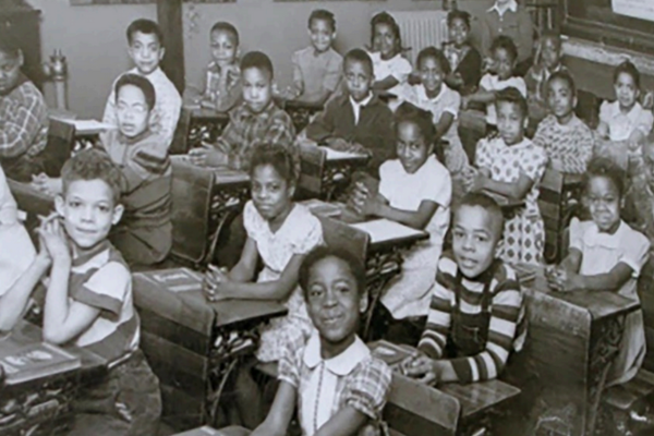 Black children sitting in a classroom, representing Brown vs. 教育委员会